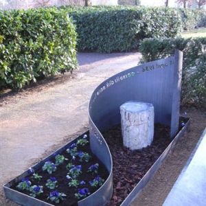 grafmonument, cortenstaal en versteend hout