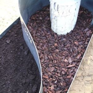 grafmonument, cortenstaal en versteend hout
